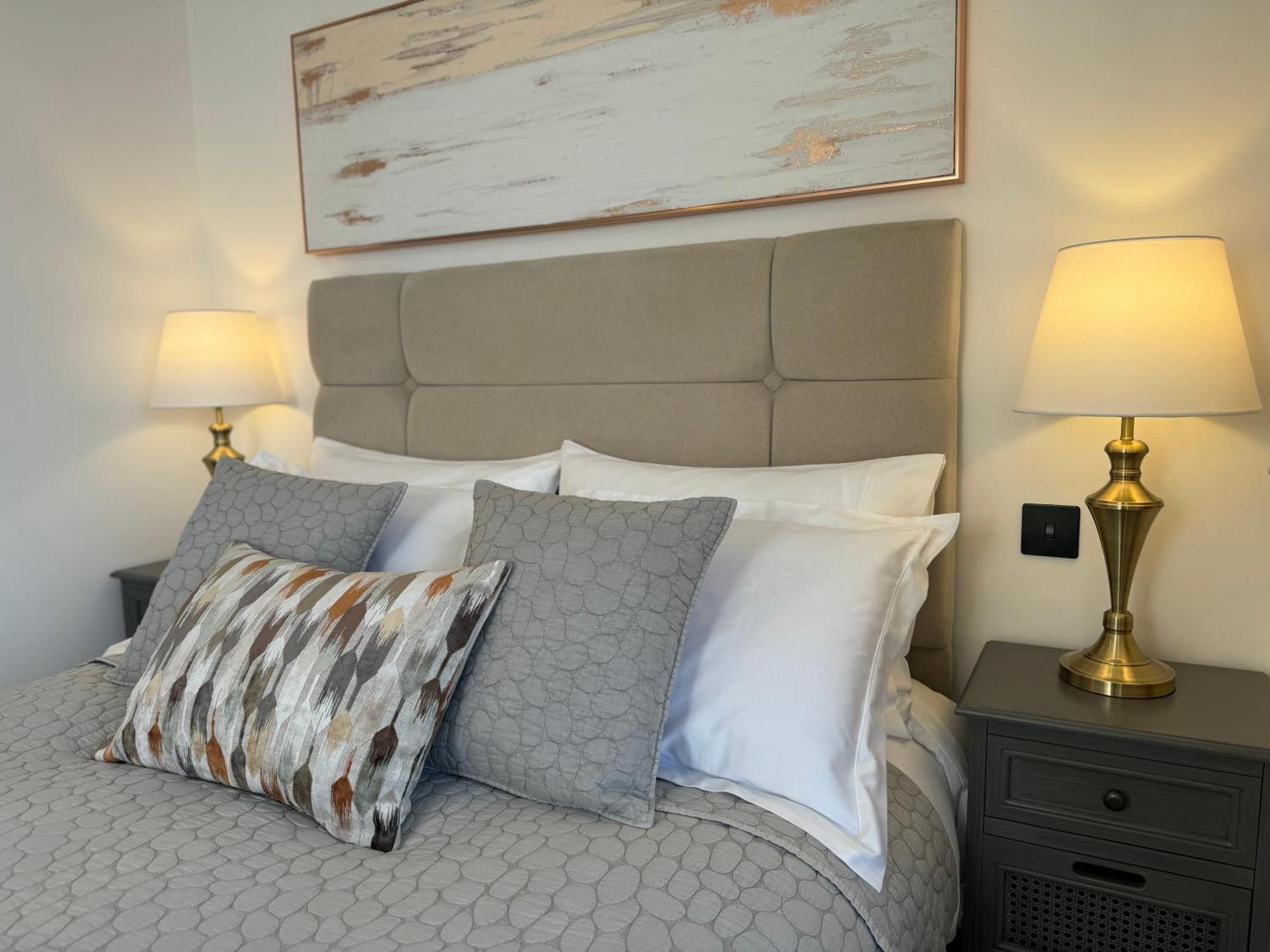 Elegant One Bedroom Apartment Суиндон Экстерьер фото