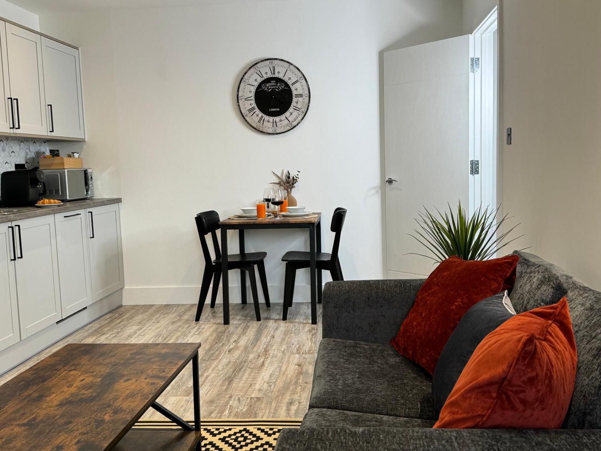 Elegant One Bedroom Apartment Суиндон Экстерьер фото